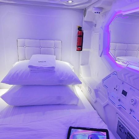 Met A Space Pod @Phrom Phong Bangkok Esterno foto