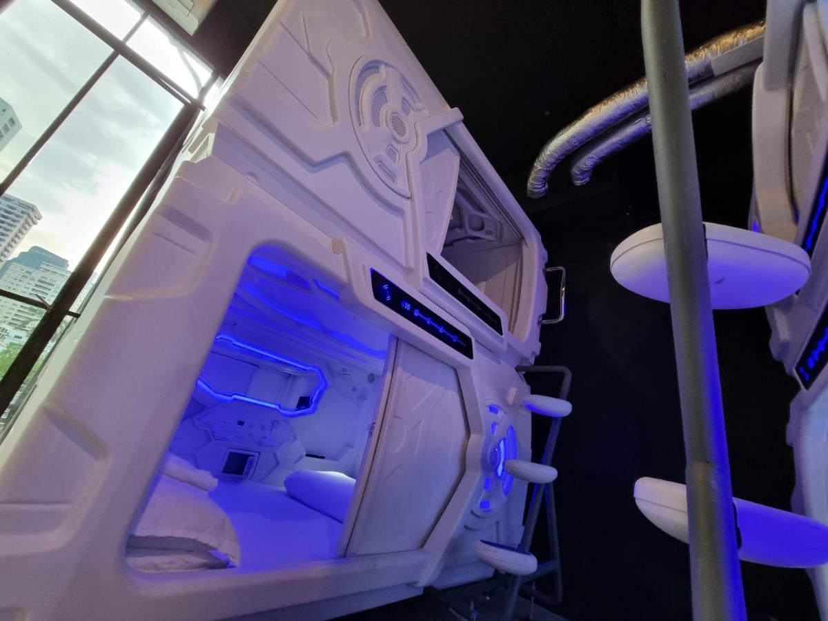 Met A Space Pod @Phrom Phong Bangkok Esterno foto