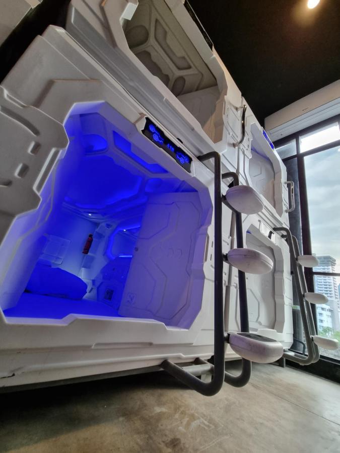 Met A Space Pod @Phrom Phong Bangkok Esterno foto