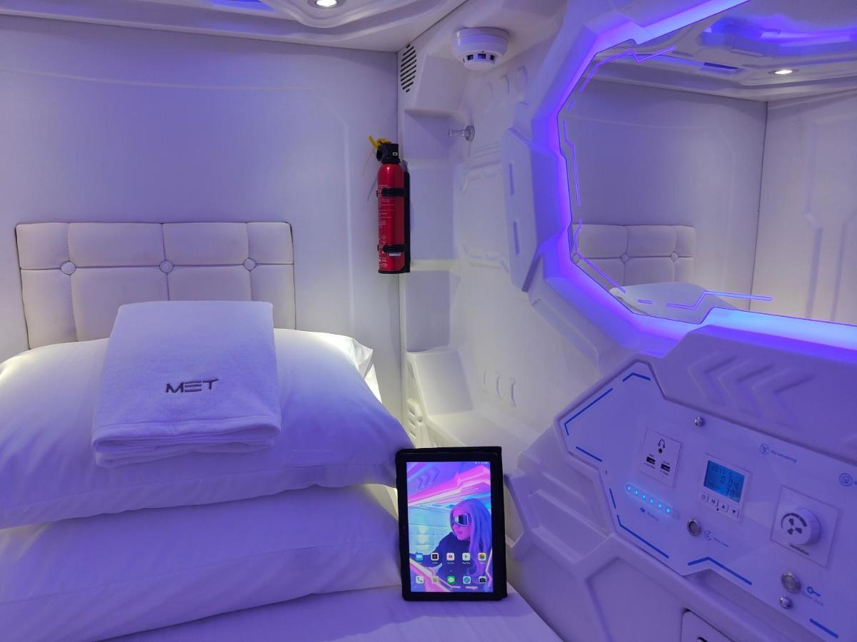 Met A Space Pod @Phrom Phong Bangkok Esterno foto