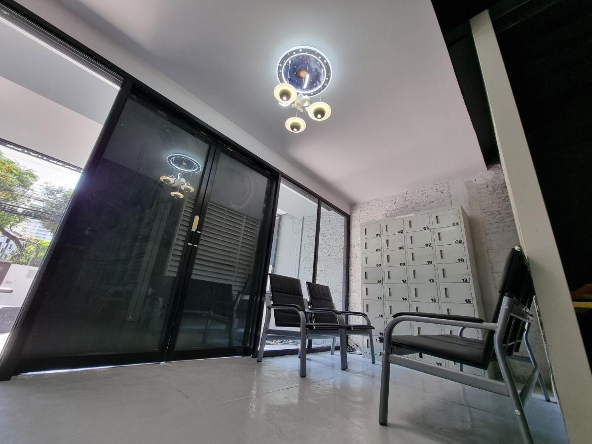 Met A Space Pod @Phrom Phong Bangkok Esterno foto