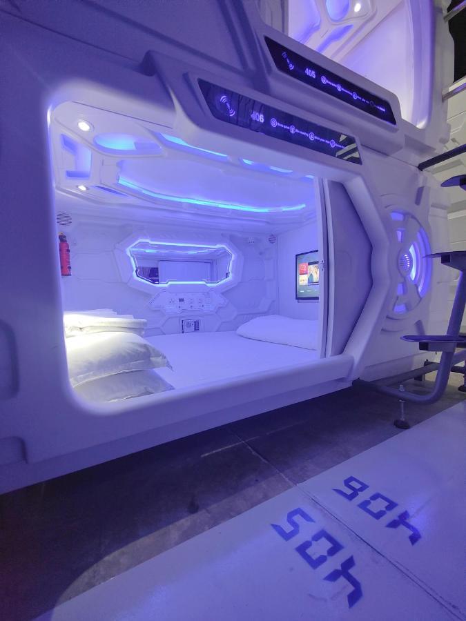 Met A Space Pod @Phrom Phong Bangkok Esterno foto
