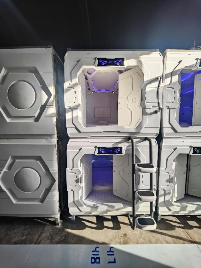 Met A Space Pod @Phrom Phong Bangkok Esterno foto